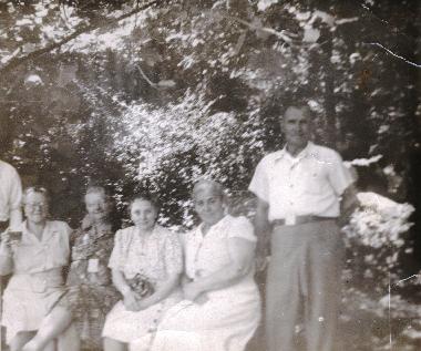 Elizabeth Miller Pater and unidentified friends/family at a picnic in 1947.